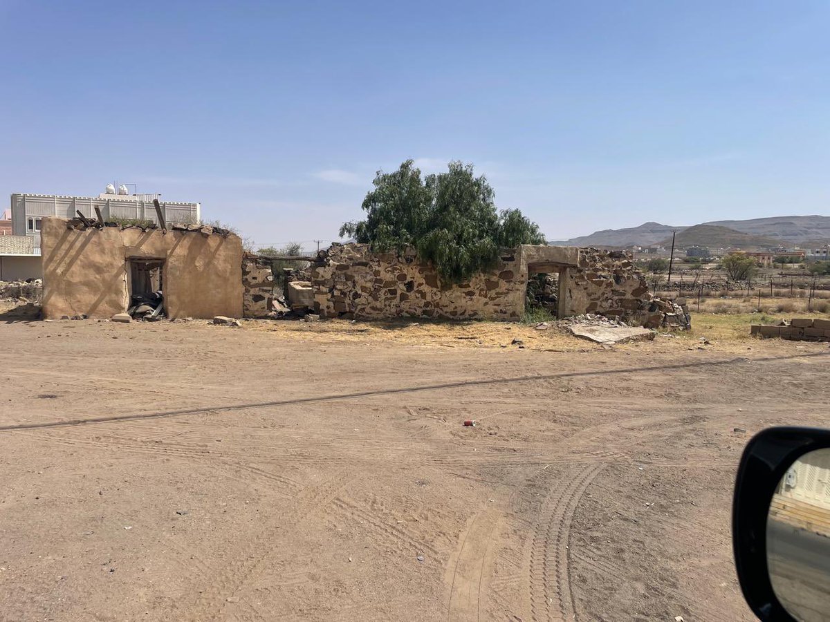 h_alhasaneih's tweet photo. مجموعة من الصور الموضح فيها بقايا من آثار مبنى محطة الوقود العائدة لعمي/محمد بن حسين #الحسنية -رحمه الله- والواقعة خلف دكاكين السوق باتجاه سوق الخضار الحالي بـ #محافظة_سراة_عبيدة ،وقد أخبرني ابنه/حسين بأنها تعتبر أول محطة وقود في #سراة_عبيدة حيث كان تاريخ إنشاءها قبل عام ١٣٨٠هـ تقريباً.
@Sarat_Abeedah
@sarat__abedah
@News_Sarat