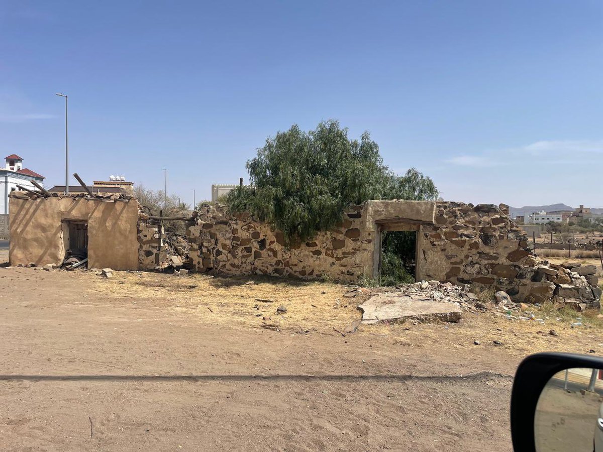 h_alhasaneih's tweet photo. مجموعة من الصور الموضح فيها بقايا من آثار مبنى محطة الوقود العائدة لعمي/محمد بن حسين #الحسنية -رحمه الله- والواقعة خلف دكاكين السوق باتجاه سوق الخضار الحالي بـ #محافظة_سراة_عبيدة ،وقد أخبرني ابنه/حسين بأنها تعتبر أول محطة وقود في #سراة_عبيدة حيث كان تاريخ إنشاءها قبل عام ١٣٨٠هـ تقريباً.
@Sarat_Abeedah
@sarat__abedah
@News_Sarat