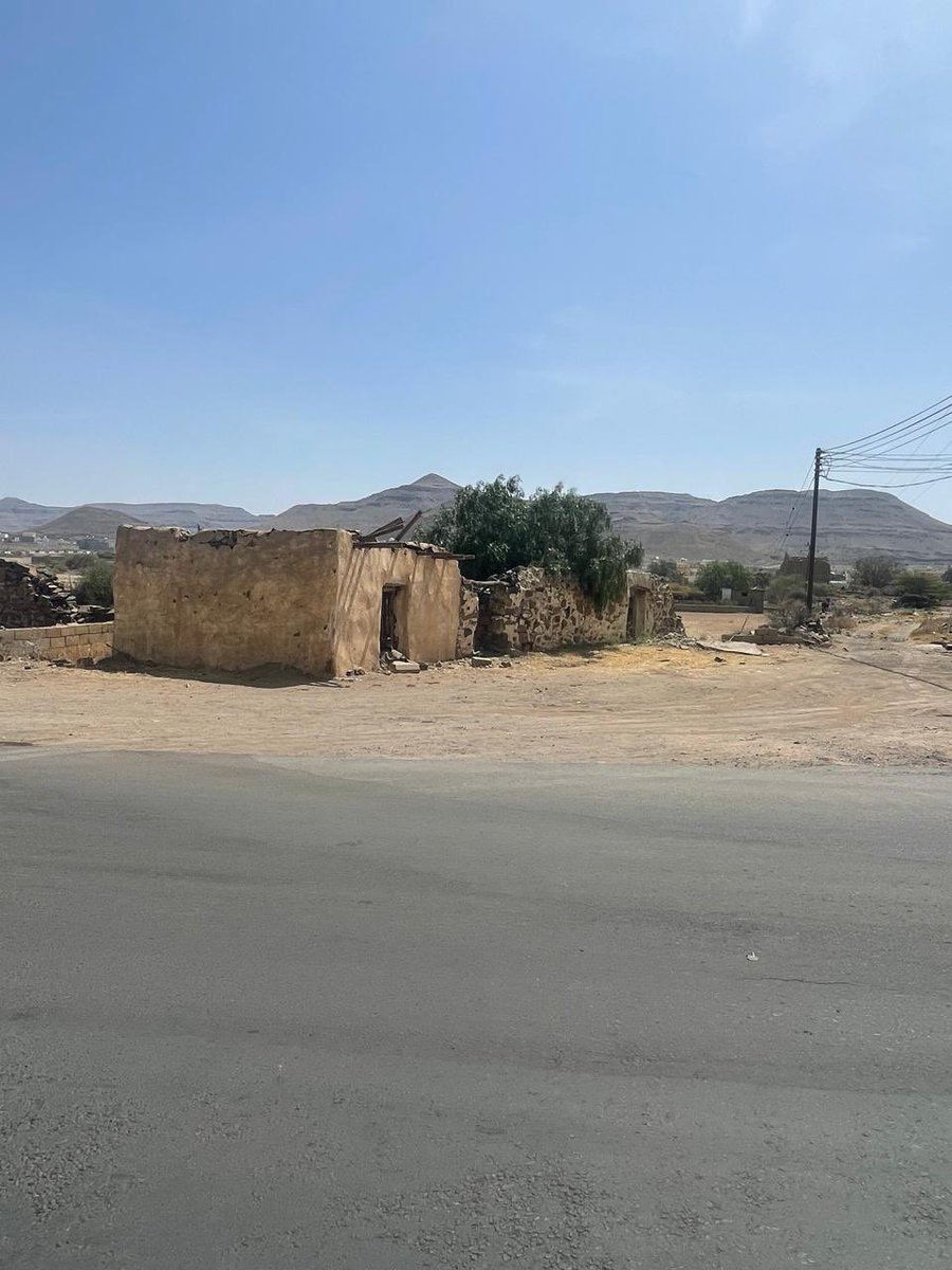 h_alhasaneih's tweet photo. مجموعة من الصور الموضح فيها بقايا من آثار مبنى محطة الوقود العائدة لعمي/محمد بن حسين #الحسنية -رحمه الله- والواقعة خلف دكاكين السوق باتجاه سوق الخضار الحالي بـ #محافظة_سراة_عبيدة ،وقد أخبرني ابنه/حسين بأنها تعتبر أول محطة وقود في #سراة_عبيدة حيث كان تاريخ إنشاءها قبل عام ١٣٨٠هـ تقريباً.
@Sarat_Abeedah
@sarat__abedah
@News_Sarat