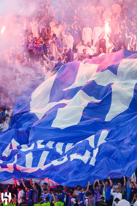 #الهلال

مانساوم  فيك ولا نقبل جدال
لا حكا واشي نشوش ونردعه

باسمك اللي للفرق  اصبح مثال
نفتخر  والفخر  مجدك  منبعه

وين  ماحلِّيت  جمهورك  خيال
تيفو   الامواج   عم   المملكة

كل عاشق اكتسى بغترة وشال
وكل  بنتن  لك  علمها   ترفعه

#شاعر_الهلال_الملكي