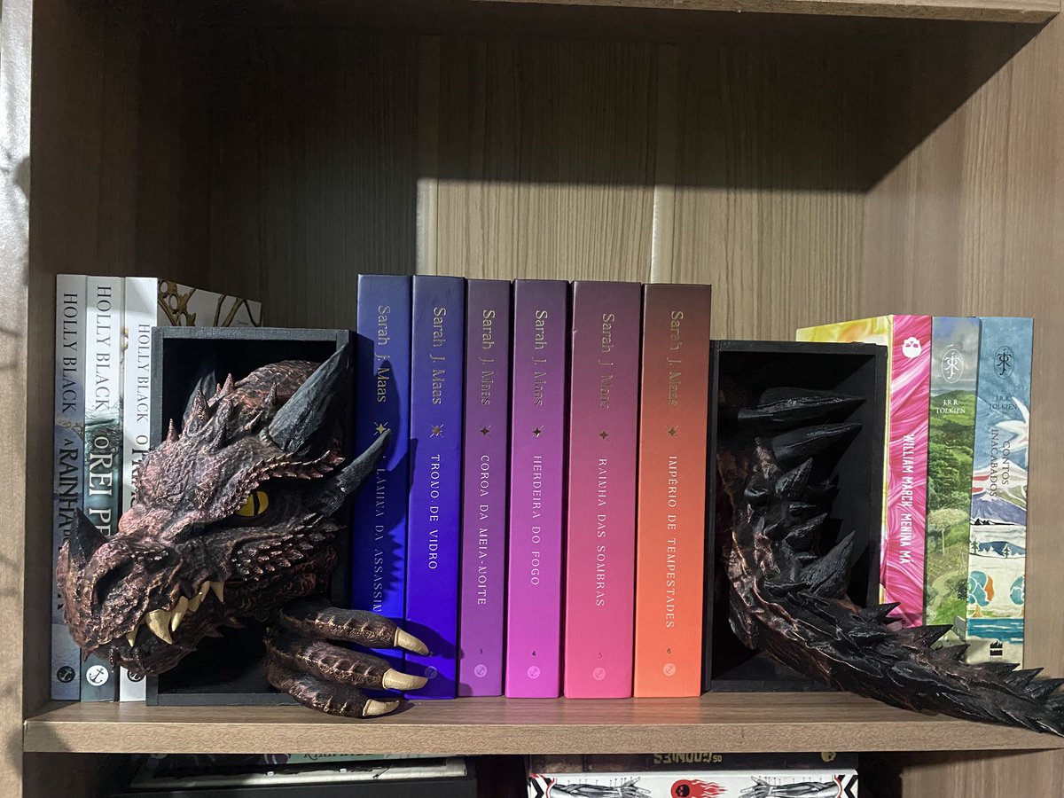 clmands's tweet image. gente, o dragรฃo tรก melhor na ponta ou no meio? (ignorem os livros ao redor dele, ainda nรฃo arrumei certinho)