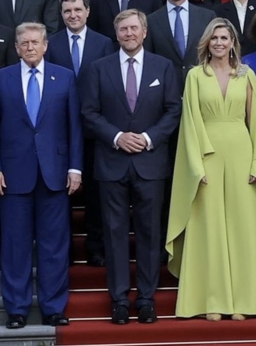 AXorbitant's tweet image. Fun fact: Trump is shorter than the Dutch queen.