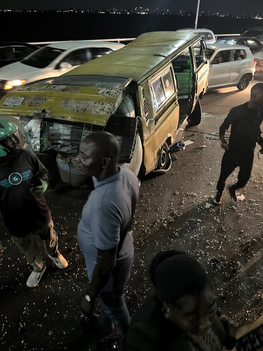 chizzyjohn2's tweet photo. Just happened this evening on 3rd mainland bridge, please kindly call your love ones, mehn the amount of loads this public drivers carry on their vehicles is way too much @Mazitundeeednut @channelstv @TVCconnect @thatverydarkman #verydarkman @followlasg #Trending #thirdmainland https://t.co/FmlXYdmnDM