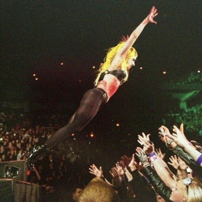 LiziTheRainbow's tweet photo. This will forever be THE moment of pure love and unwavering trust between mother and her Little Monsters🖤 https://t.co/wUgW3pbxXY