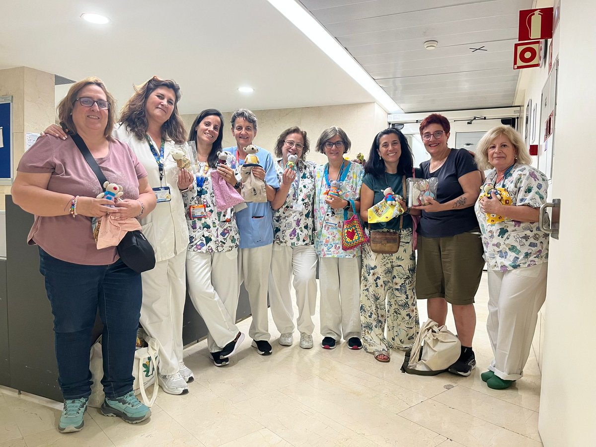 nuriamiracarba1's tweet photo. Gracias a nuestras amigas tejedoras  de @ProyectoCorazonSolidario por la entrega en Neonatologia de bolsitas para nuestros pequeños pacientes y sus familias. Cuanta generosidad y sensibilidad. Esta es vuestra casa.
#SomosElMarañon https://t.co/j6vjxJyXer