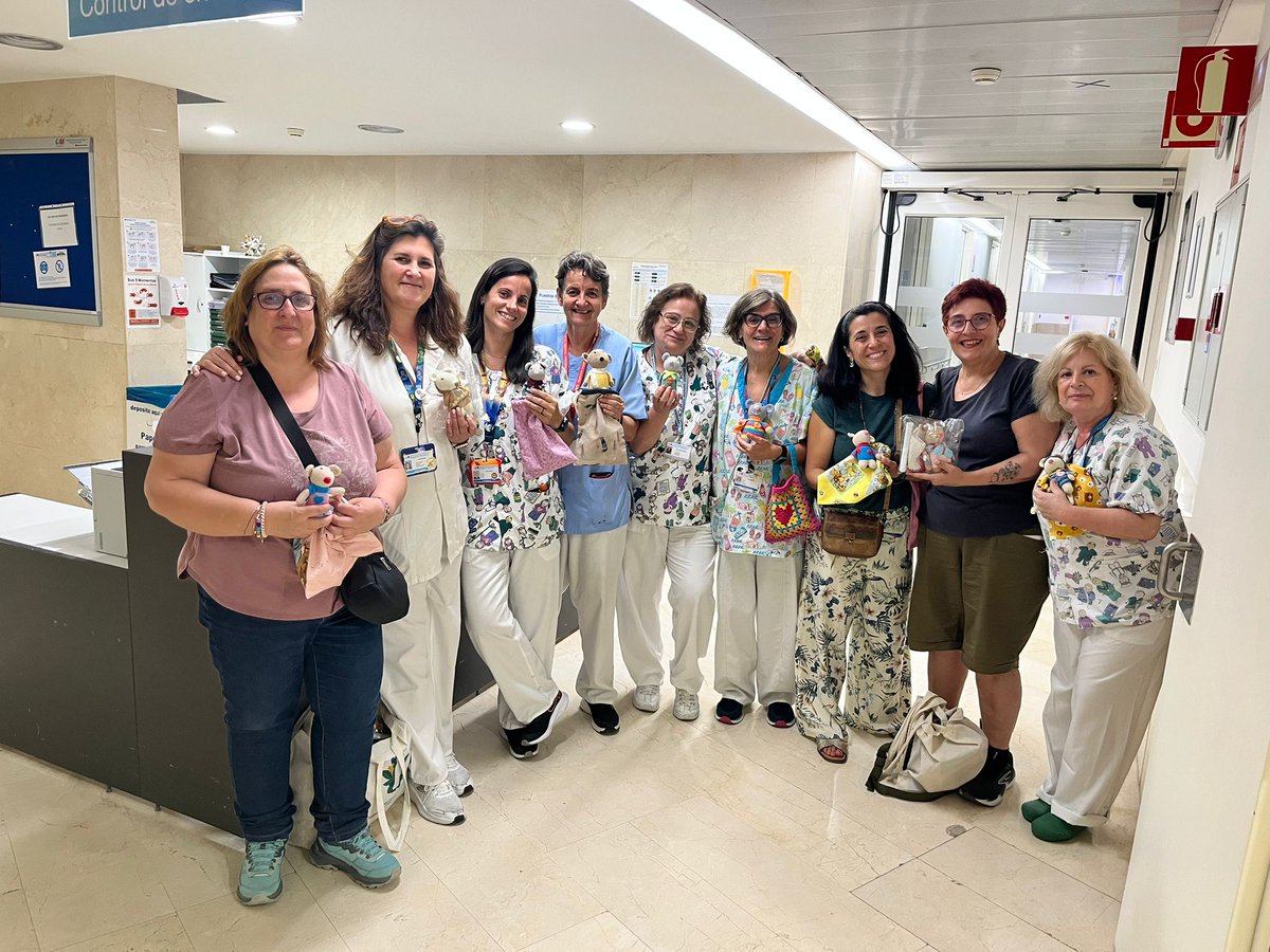nuriamiracarba1's tweet photo. Gracias a nuestras amigas tejedoras  de @ProyectoCorazonSolidario por la entrega en Neonatologia de bolsitas para nuestros pequeños pacientes y sus familias. Cuanta generosidad y sensibilidad. Esta es vuestra casa.
#SomosElMarañon https://t.co/j6vjxJyXer