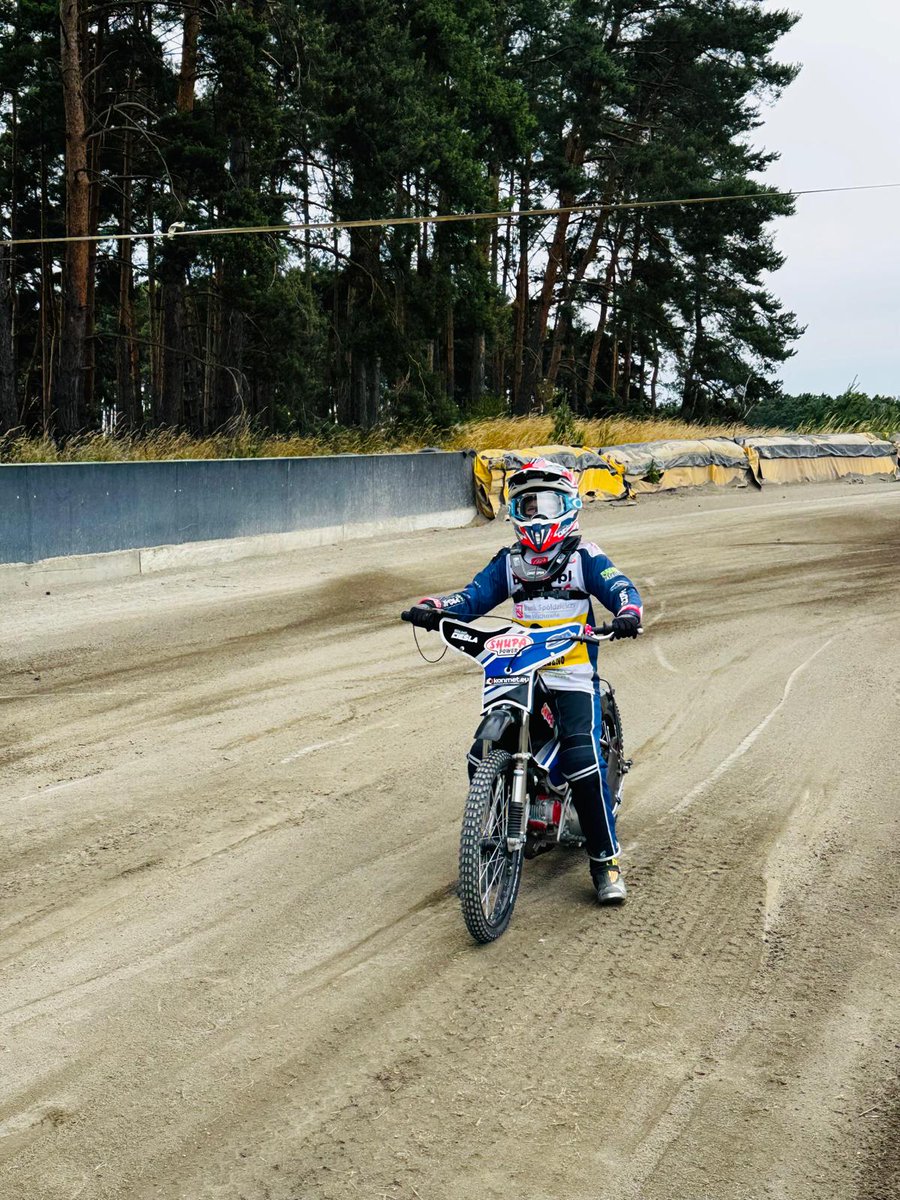 Młode Byczki on fire🔥
Tak trenują nasi najmłodsi zawodnicy🤩

Treningi odbywają się 2️⃣ razy w tygodniu w Lginiu oraz Dalabuszkach👊

#UniaLeszno #Metalkas2Ekstraliga #KSUL2025 #Speedway #BullSquad