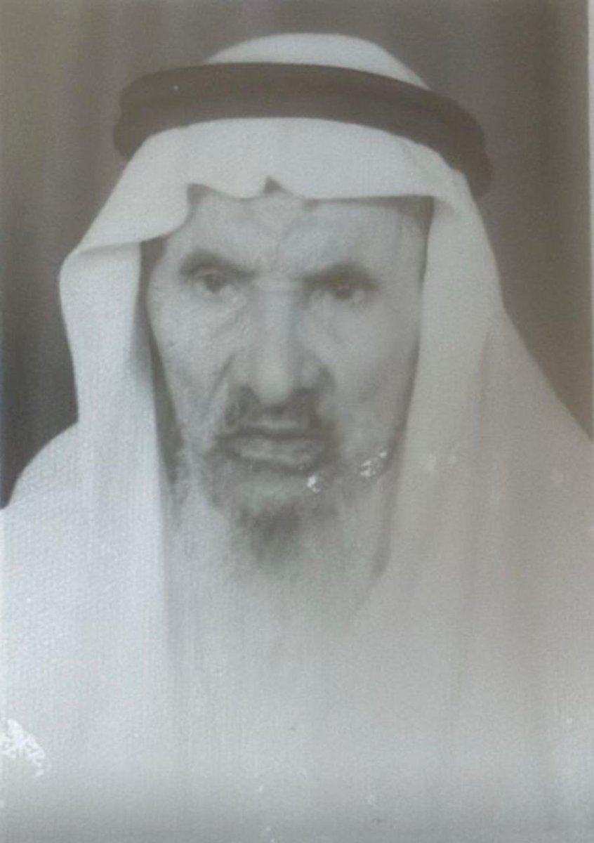 3232Sab's tweet photo. الشيخ حمادي بن سلوم المحمدي… سِراجٌ في محراب الفارع

في قرية الأبواء وفي حي الفارع بالتحديد، حيث تسكن الطمأنينة بين الجبال، ويهطل السكون على الأرواح كمايهطل الندى على أوراق الفجر، بزغ نور رجلٍ ليس ككل الرجال… إنه الإمام الزاهد، العابد، الشيخ حمادي بن سلوم، رحمه الله.
ما إن أسمع آيةً من كتاب الله تتلى بأصوات القرّاء، على اختلاف نبراتهم وتلوينهم، حتى ينساب إلى الذاكرة صوته الندي، تلاوته السهلة الميسّرة، العذبة المطمئنة، التي تلامس شغاف القلب، وتُشبه نسيمًا عابرًا لا يحمل إلا الطهر، والسكينة، والسلام. كان جمال التلاوة عنده في بساطتها، في صدقها، في صفاء نِيَّته؛ فلا تكلّف فيها ولا تزييف، بل عفويةٌ تنبع من قلبٍ خاشع، وعينٍ دامعة، ولسانٍ يلهج بكتاب الله كأنما تنزّل عليه، يُحسن الأداء دون ادعاء، ويهزّ الأرواح دون صخب.
لم يكن الشيخ حمادي إمام مسجد وحسب، بل كان إمام خلق، وأستاذ سكينة، وساعي خيرٍ في كل درب. تراه يصلح ذات البين كما يُصلح الإمام صفوف الصلاة، يسدّ الخلل، ويقرّب القلوب، ويوأد الفتنة قبل أن تولد. كان إذا بلغته خصومة، لبِس عباءة المصلح، ومضى بقلبِ والدٍ لا يعرف الملامة، ولسانٍ لا ينطق إلا بالحكمة.
لم يسعَ لمنصب، ولم يتطلع إلى جاه، فقد كان الزهد عنده مركبًا يسير به في دروب الحياة، لا يلتفت لبريقها، ولا ينخدع بسرابها. لباسه بسيط، وهيئته وادعة، وخطاه متزنة كقلبه، يمشي بين الناس متواضعًا كأنه لا يعرف فضله، بينما القلوب كلّها تعرفه، وتدين له بالمحبة والتقدير.
لا يُضاهي تواضعه إلا ورعه، ولا يعلو على صمته إلا علمه، يبتسم للصغير، ويوقّر الكبير، ويجبر الخاطر، ويغسل بالحكمة ما علق في القلوب من شقاق. كان بحقّ، مِرآةً للقرآن في خُلقه، وكأنما تحقق فيه وصفُ النبي ﷺ: “إن من الناس مفاتيح للخير، مغاليق للشرّ.”
وحين غاب وجهه عن المحراب، لم يغب عن القلوب، بل استوطنها وبقيت نبرة صوته عالقة في الأذهان، ورائحة طِيب خُلقه عابقة في الأزقة، وسيرته تتناقلها الألسن كما تتناقل الأحاديث العطرة.
رحمك الله يا شيخ حمادي رحمةً واسعة، وبرد مضجعك، وأهطل على قبرك سحائب المغفرة، وأسكنك فسيح جناته، وجعل القرآن شفيعًا لك، وأنالك ناضر مرضاته، وجعل من بعدك من يسير على خطاك، ويكمل دربك المبارك.
#صابر_المحمدي