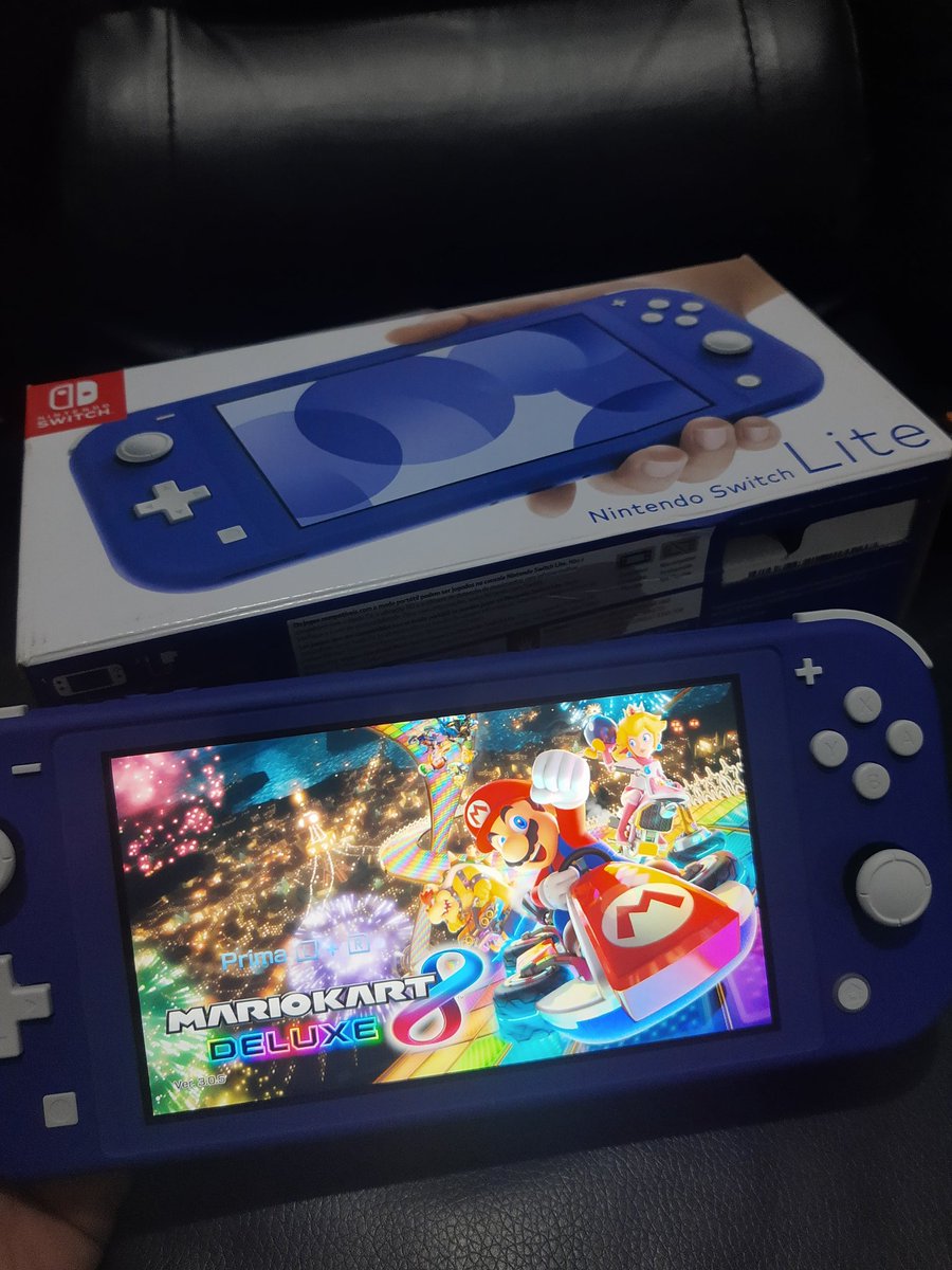 Felipe_Ozz's tweet photo. Nintendo Switch lite com carregador, caixa e cartucho Mario Kart 8 Deluxe. 
Preço: R$1200 https://t.co/ClxpDBRFAL