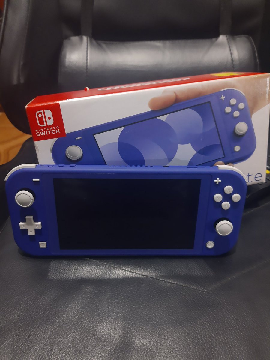 Felipe_Ozz's tweet photo. Nintendo Switch lite com carregador, caixa e cartucho Mario Kart 8 Deluxe. 
Preço: R$1200 https://t.co/ClxpDBRFAL