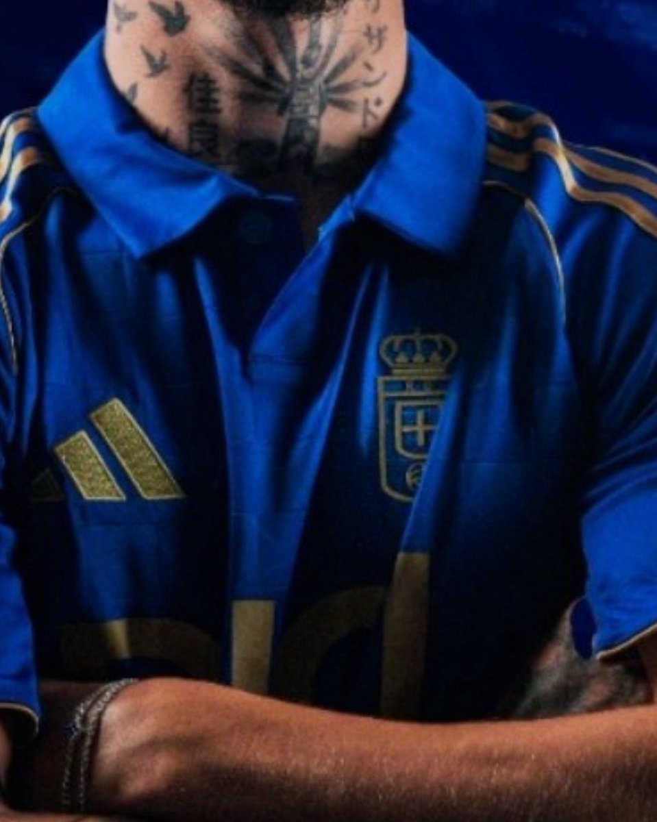 24 años luchando por un escudo y resulta que ahora vamos a pasearnos por primera sin nuestros colores en el!! Me esperaba todo menos esto!!! 
Para una camiseta del centenario no lo veo mal, pero toda una temporada así… darle una vuelta <a href="/RealOviedo/">Real Oviedo</a>