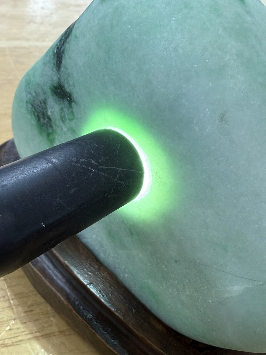 J*e様 ［白地に緑色］　結晶びっしり　糸魚川翡翠101g ヒスイ　ひすい 白地に緑色］ 結晶びっしり 糸魚川翡翠101g ヒスイ ひすい