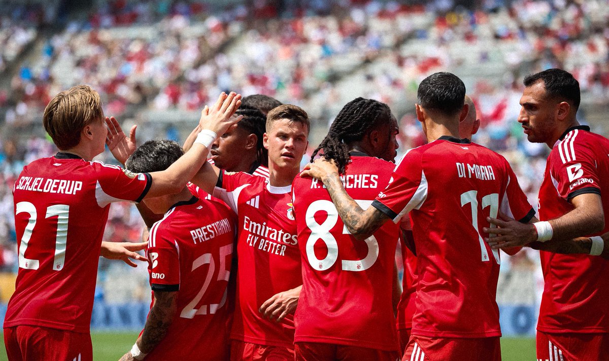 sardinhasacc's tweet photo. Fizemos história.
Vencemos o Bayern pela primeira vez.
Obrigado por honrarem o manto sagrado.
Obrigado por terem sido Benfica.

Estamos nas oitavas caralho. https://t.co/ZXcugPcjAc