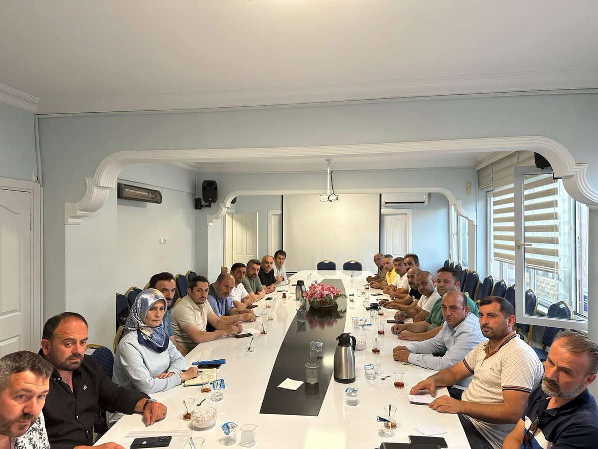 Teşkilat Başkanımız Mehmet Ceylan, Yerel yönetimler Başkanımız Musa Çınar ile birlikte hafta sonu yapacağımız Teşkilat Pikniğimiz ve programlarımızı Mahalle Başkanlarımızla birlikte değerlendirdik. 
Toplantımızda alınan kararların hayırlara vesile olmasını diliyorum.