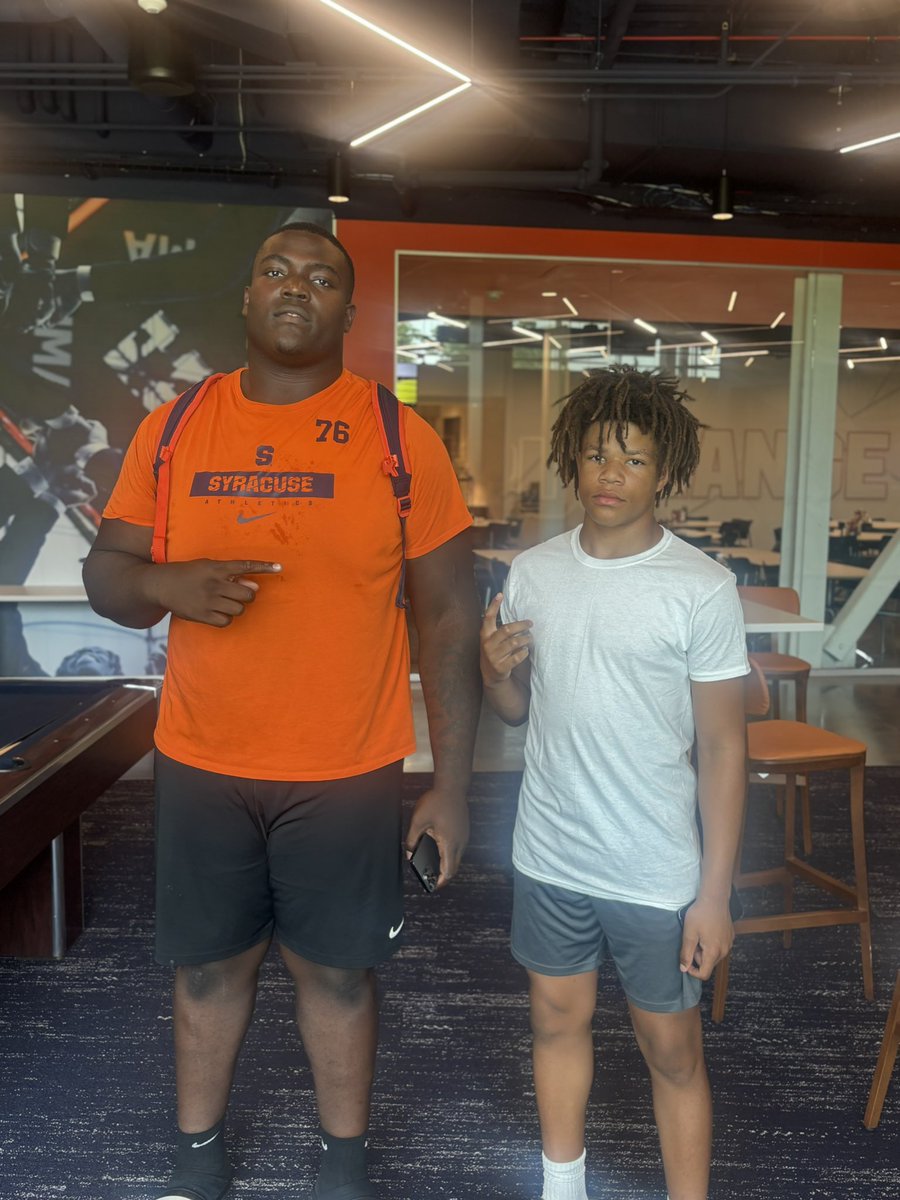 djLandor2pointO's tweet image. 2030 DB/ATH DJ Landor meets @ByronWash25 after receiving his first D1 🅾️ffer from @FranBrownCuse @CuseFootball @AMannicciCuse @JaredHack_Cuse @On3Recruits @MaxPreps @247Sports @Rivals @TXTopTalent @CSAPrepStar @PrepRedzoneTX @UANextFootball @AlPopsFootball @theking1 @Ericso1is…