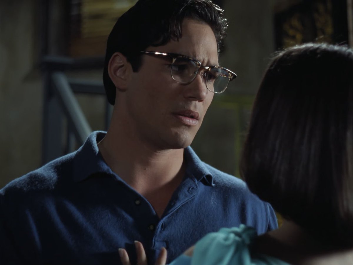 loisnclarkshots's tweet image. ππ±ππ - It's remarkable. I never noticed it before.
- What?
- You look a lot like Superman.