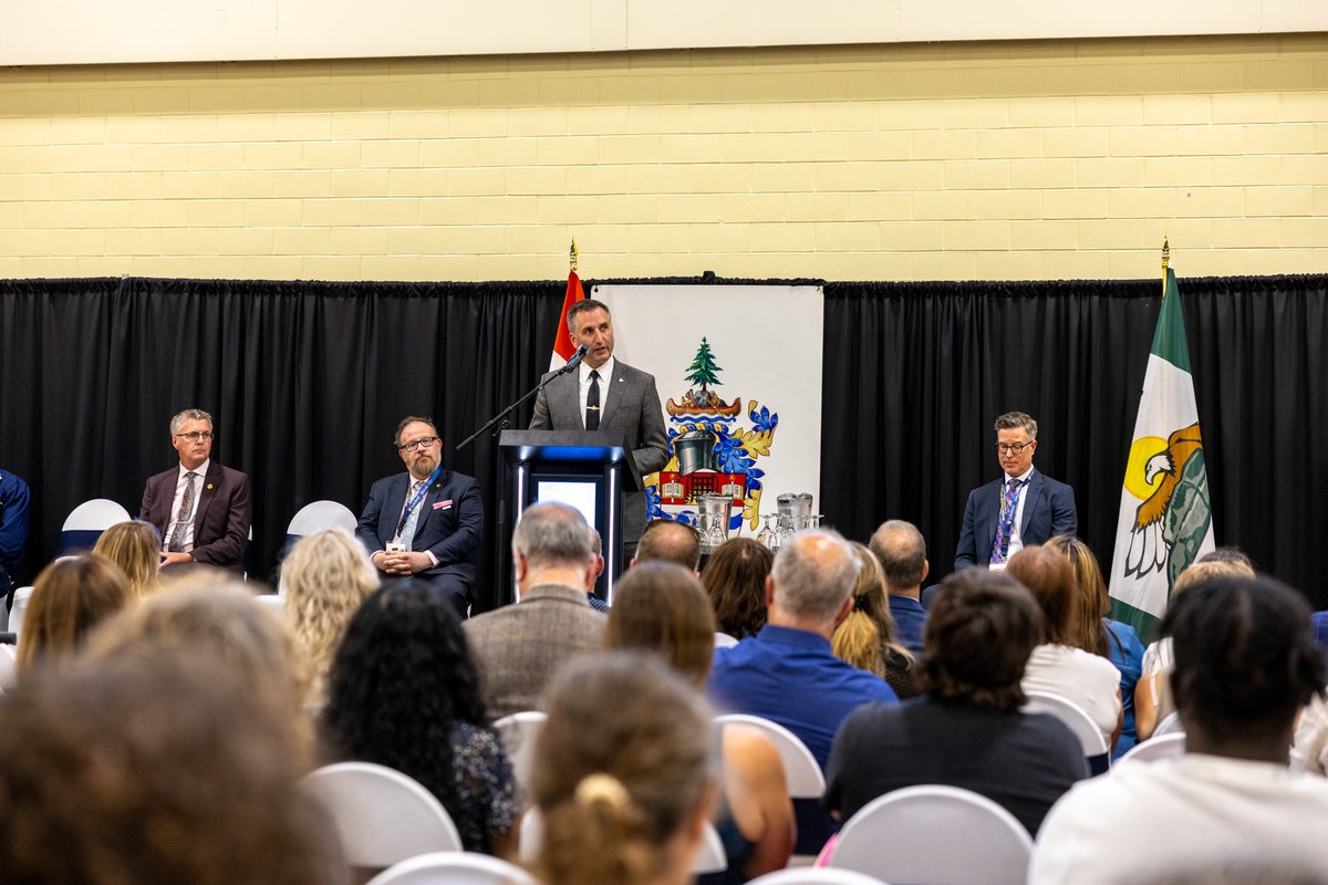 TrevorJonesCKL's tweet photo. It was a pleasure to be @mylakehead univ. to announce a $2M @NOHFC investment to build a new vet training facility. 👨‍🎓

This is a big component of our Collaborative Doc. of Vet Medicine program, to train the future vets of the North, and to Protect Northern agriculture! https://t.co/nOWHod9eVg