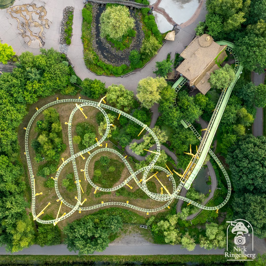 RingelbergNick's tweet photo. 🎢 Dwervelwind vanuit de lucht!
Een wirwar van bochten en draaiende karretjes — perfect zichtbaar vanaf bovenaf.
Deze achtbaan ligt nét op de grens van de Magische Vallei, maar draait volledig zijn eigen rondjes 🌪️😉
#toverland #dwervelwind #achtbaan #themeparks #rollercoaster https://t.co/aJvcyKNTwf