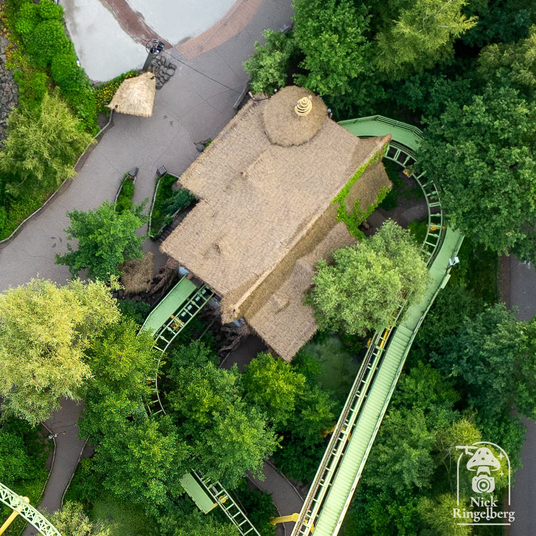 RingelbergNick's tweet photo. 🎢 Dwervelwind vanuit de lucht!
Een wirwar van bochten en draaiende karretjes — perfect zichtbaar vanaf bovenaf.
Deze achtbaan ligt nét op de grens van de Magische Vallei, maar draait volledig zijn eigen rondjes 🌪️😉
#toverland #dwervelwind #achtbaan #themeparks #rollercoaster https://t.co/aJvcyKNTwf