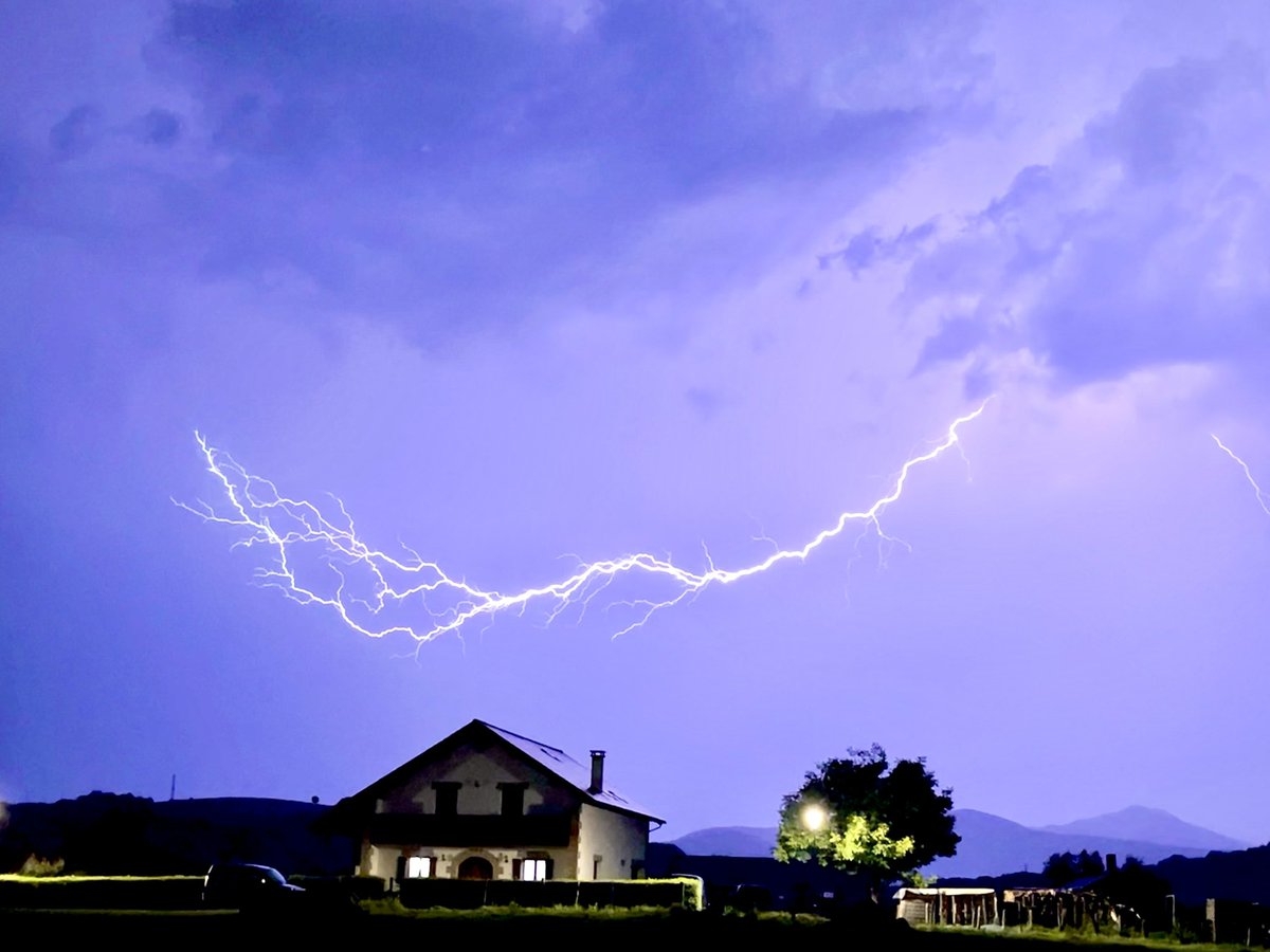 ion_sc's tweet image. Parece que la tormenta pasa por el oeste de #Aurizberri #Espinal sin dejar precipitaciones de momento, pero con bonitas estampas. @Meteonavarra_ @Navarrameteo
