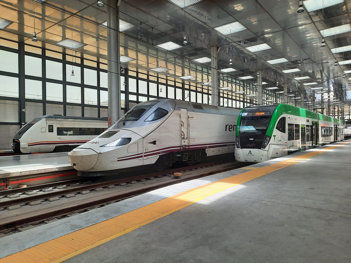 <a href="/ACTREN_MF/">Actren Trenes / Mantenimiento</a> Precisamente he estado por allí estos días; funciona bastante bien, la única pega el paso quizá excesivamente lento por el núcleo urbano de San Fernando. Resulta curioso verlo junto con el material de Renfe.