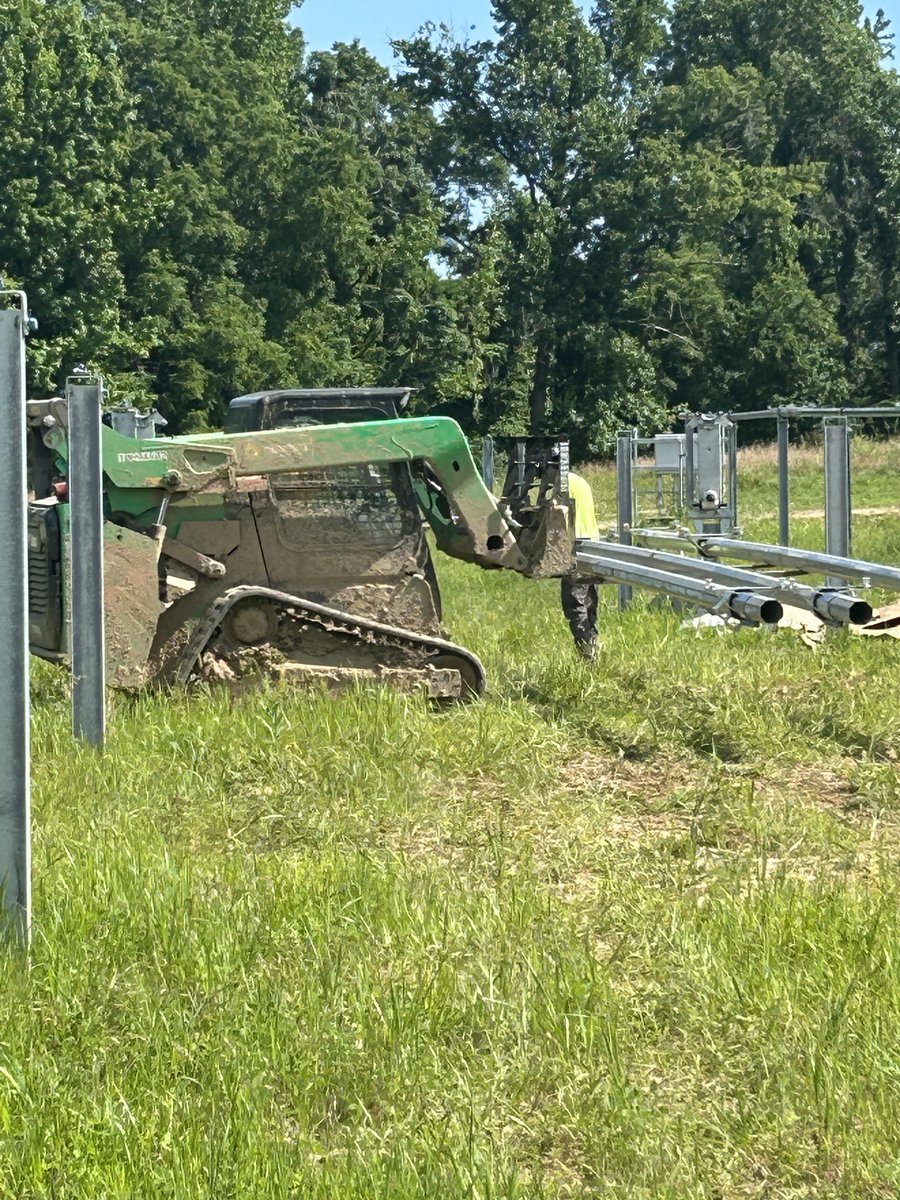 MidAmCarpenters's tweet image. Our #Local662 carpenters are hard at work at the Thebes Solar Project in in the southern tip of Illinois. This 40-acre solar farm will produce sustainable energy for the surrounding communities. Keep up the great work Brothers!
#MidAmCarpenters #UnionProud