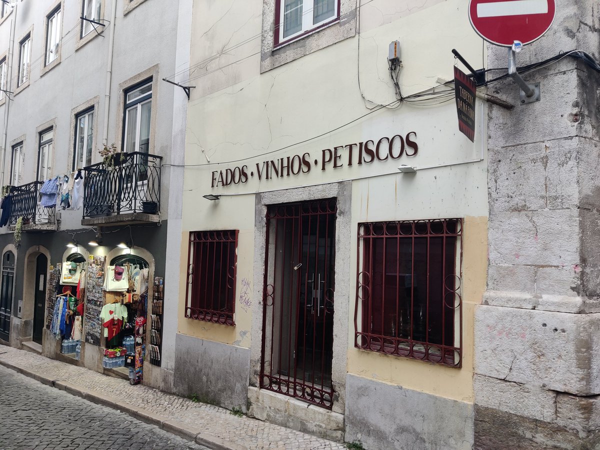 maponi's tweet photo. #lisbona #bairroalto #fado https://t.co/HcLYuxPAq8