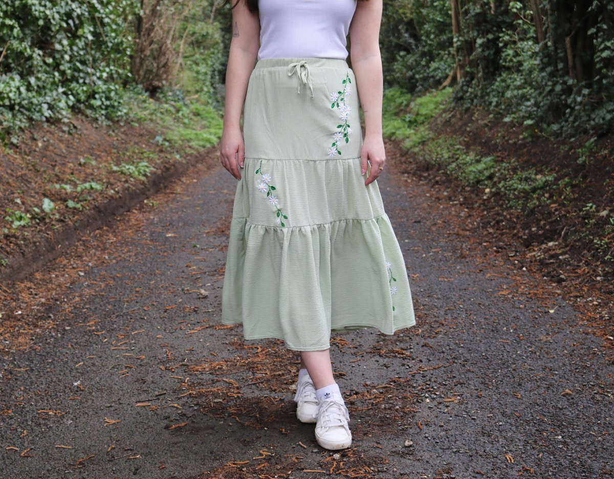 This skirt took me roughly 20 hours to embroider so it’s no surprise that I only did one of them! That means this is literally the only one that exists… 🌼

Available in a size UK 8, only £48.95 🙌

zoe-ware.com/product/in-the…