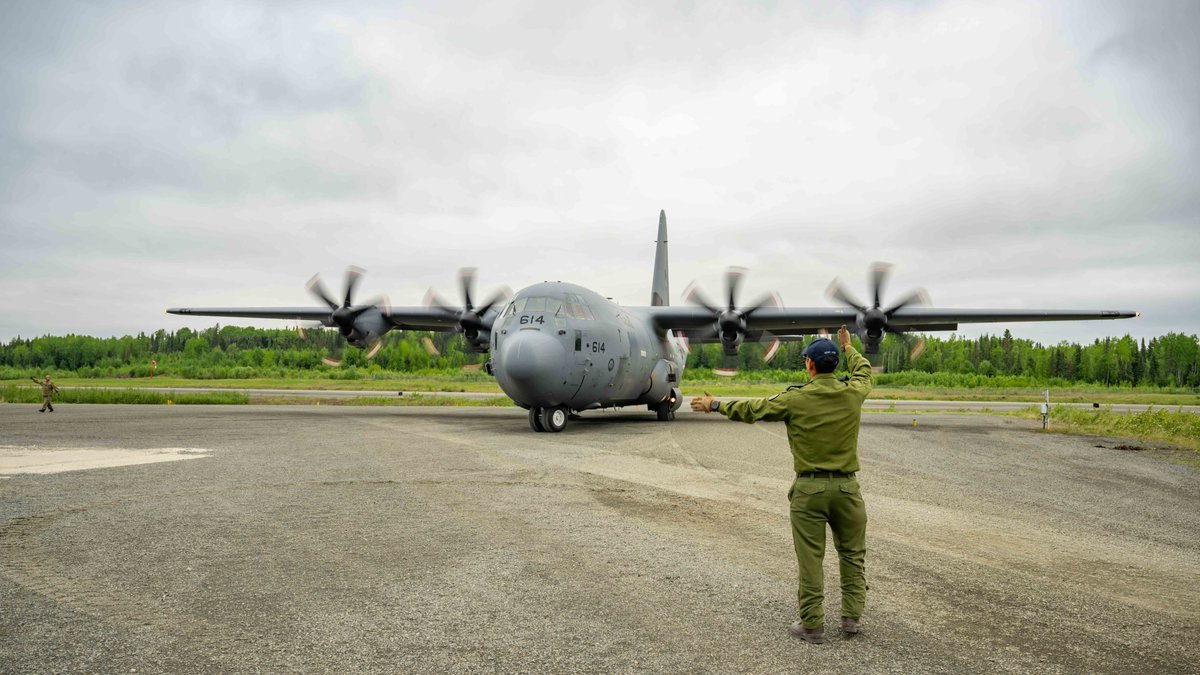 RCAF_ARC's tweet image. CAF members evacuated people from the Sandy Lake First Nation in Northern Ontario during Op LENTUS on June 9, 2025. Residents were evacuated by a RCAF CC-130H Hercules aircraft and provincial aircraft due to a threat from a nearby wildfire.