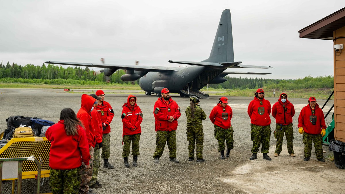 RCAF_ARC's tweet image. CAF members evacuated people from the Sandy Lake First Nation in Northern Ontario during Op LENTUS on June 9, 2025. Residents were evacuated by a RCAF CC-130H Hercules aircraft and provincial aircraft due to a threat from a nearby wildfire.