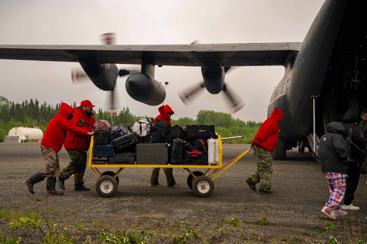 RCAF_ARC's tweet image. CAF members evacuated people from the Sandy Lake First Nation in Northern Ontario during Op LENTUS on June 9, 2025. Residents were evacuated by a RCAF CC-130H Hercules aircraft and provincial aircraft due to a threat from a nearby wildfire.