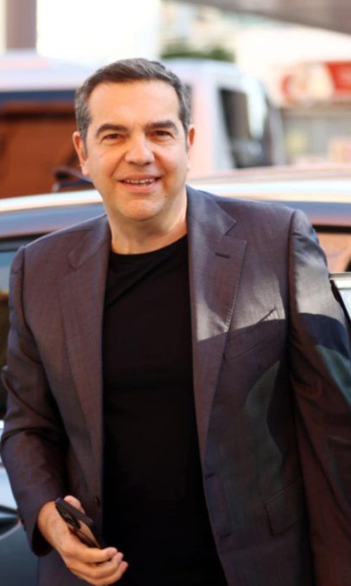 taxidiotis24's tweet photo. Όλοι κοιτάζουν τον #τσιπρας, μετρούν κάθε του βήμα, κρέμονται από κάθε του κίνηση. Γιατί ξέρουν: αυτός είναι ο παίκτης που μπορεί να ανατρέψει τα πάντα. Κάποιοι, που έφυγαν από τον ΣΥΡΙΖΑ και γλυκάθηκαν από τον Κασελάκη, τώρα κρύβονται, στηρίζουν στα κλεφτά, γιατί η δεξιά του σκιά δεν τους χωράει. Μα ο Τσίπρας δεν κρύβεται. Είναι ο μόνος που μπορεί να πάρει το παιχνίδι στα χέρια του, να το γυρίσει, να σηκώσει την ��λλάδα όρθια. Οι ισχυροί τον τρέμουν, και έχουν λόγο: γιατί αυτός παλεύει για μας, τους πολλούς, και όχι για τα συμφέροντά τους. Αλέξη, ο τόπος σε καλεί, τώρα είναι η ώρα να αλλάξεις τα πάντα! @atsipras