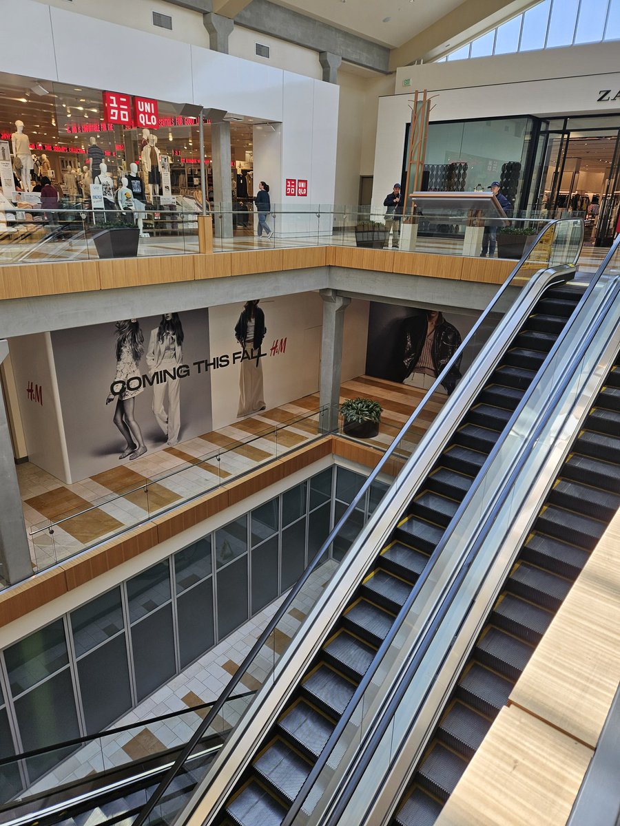 ベルスクにH&amp;Mが来るんだって。
MANGOはもうオープンしてました。