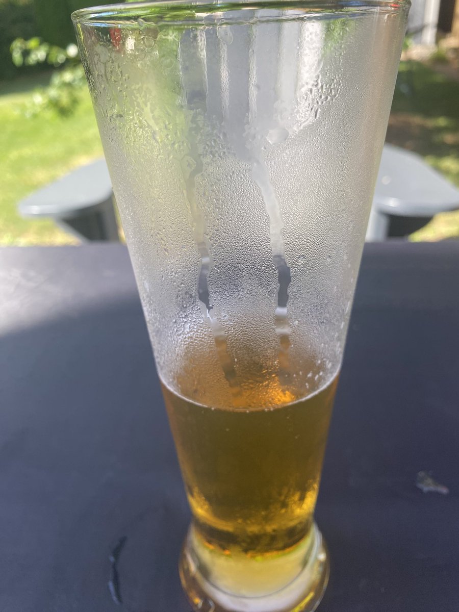 Justin87925317's tweet photo. Oh my goodness world it’s another scorcher. Can you find what’s wrong with these pics. Let me know because I can’t 😂🍻🍺. Ladies and gentlemen I once again give you the boom 💥 boom beer clock. Of the working for the man clock now to the good one lol. Cheers world🍻🥰#beerclock https://t.co/nbhqMgN33k