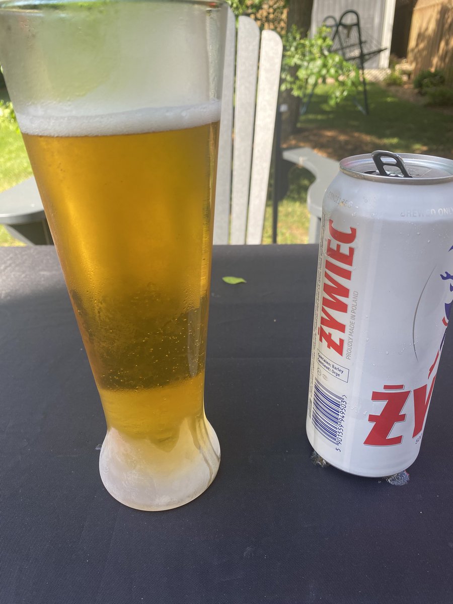 Justin87925317's tweet photo. Oh my goodness world it’s another scorcher. Can you find what’s wrong with these pics. Let me know because I can’t 😂🍻🍺. Ladies and gentlemen I once again give you the boom 💥 boom beer clock. Of the working for the man clock now to the good one lol. Cheers world🍻🥰#beerclock https://t.co/nbhqMgN33k