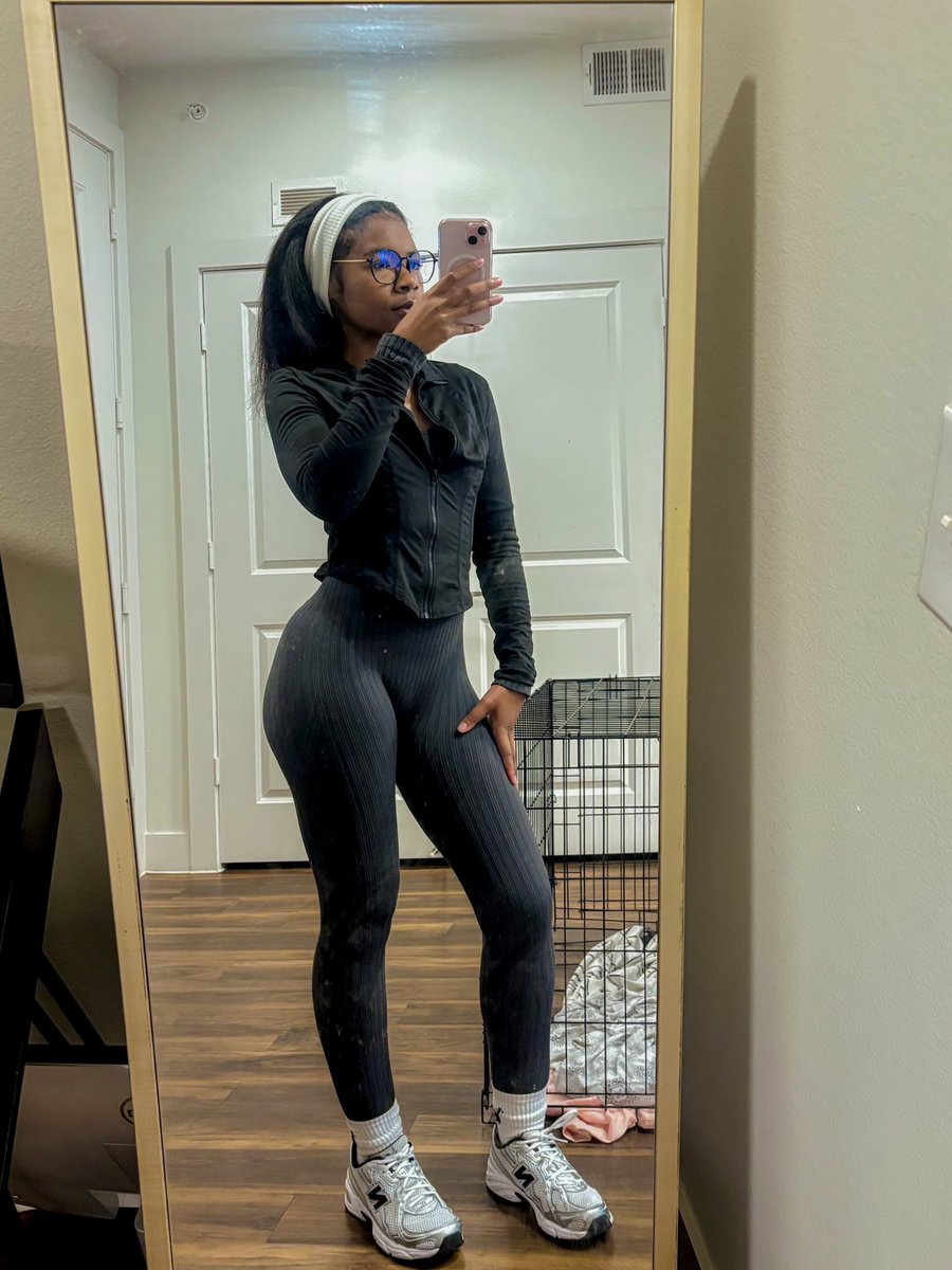 car_lissia's tweet photo. hi &amp; bye 💆🏾‍♀️ https://t.co/7ezKcT4UWA