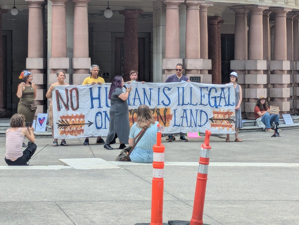 BaghdadBrian's tweet image. I'm down at #pdx City Hall for a gathering of Portlanders who want to see ICE's permit revoked, ahead of the city council meeting occurring at 230 discussing what it means to be a sanctuary city, and the future of ICE in Portland. #pdxprotest