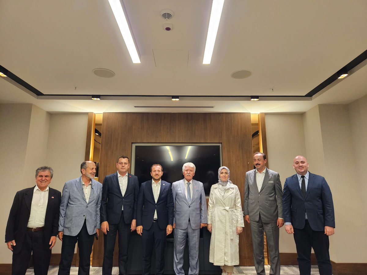 CuneytRusid's tweet photo. Genel Başkanımız Erdoğan Saraç ile birlikte, Türkiye Büyük Millet Meclisi Türkiye – Kuzey Makedonya Parlamentolar Arası Dostluk Grubu Başkanı Ahmet Kılıç’ın başkanlığındaki heyet ile bir görüşme gerçekleştirdik. https://t.co/P177bBuhyP