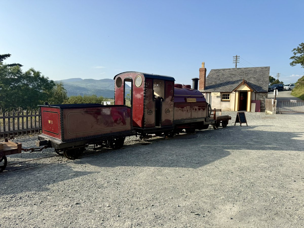 GedBlofeld's tweet photo. Some views from the fabulous Ffestiniog Railway’s 70th anniversary gala weekend, a fantastic tribute to the efforts of staff and volunteers. A bar with a heck of a view https://t.co/0oJqnFUdjo