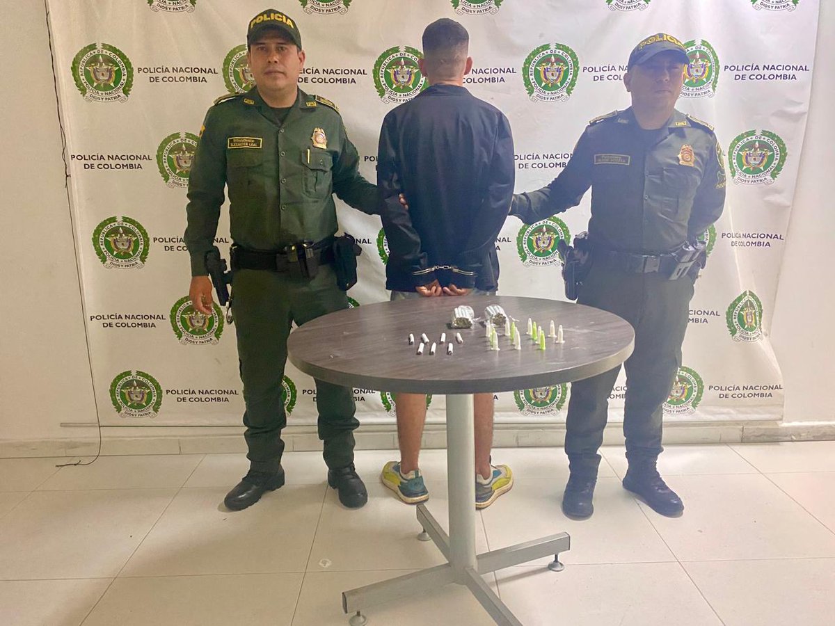 #Villavicencio | La actitud sospechosa de este ciudadano llamó la atención de los uniformados, quienes procedieron a realizarle un registro personal.

Durante la inspección, le fueron hallados 47 cigarrillos de marihuana y 14 tubos plásticos con clorhidrato de cocaína. #Línea123