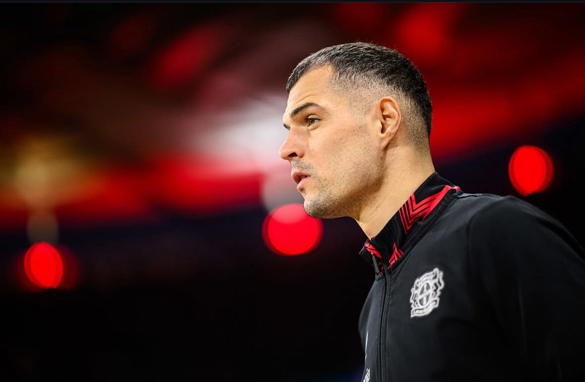 Nach Informationen von SPORT BILD hat Erik ten Hag Granit Xhaka „verärgert“. 

Erst drei Wochen nach seiner Vorstellung in Leverkusen hat sich der Holländer erstmals bei Xhaka gemeldet.

In Leverkusen ist von einem guten Gespräch zu hören.

Außerhalb Leverkusens ist zu hören,