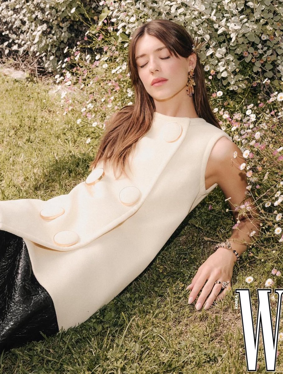 FilmUpdates's tweet photo. Daisy Edgar-Jones covers the latest issue of W Magazine Korea

📸: Mok Jungwook https://t.co/CumMoIHoK9