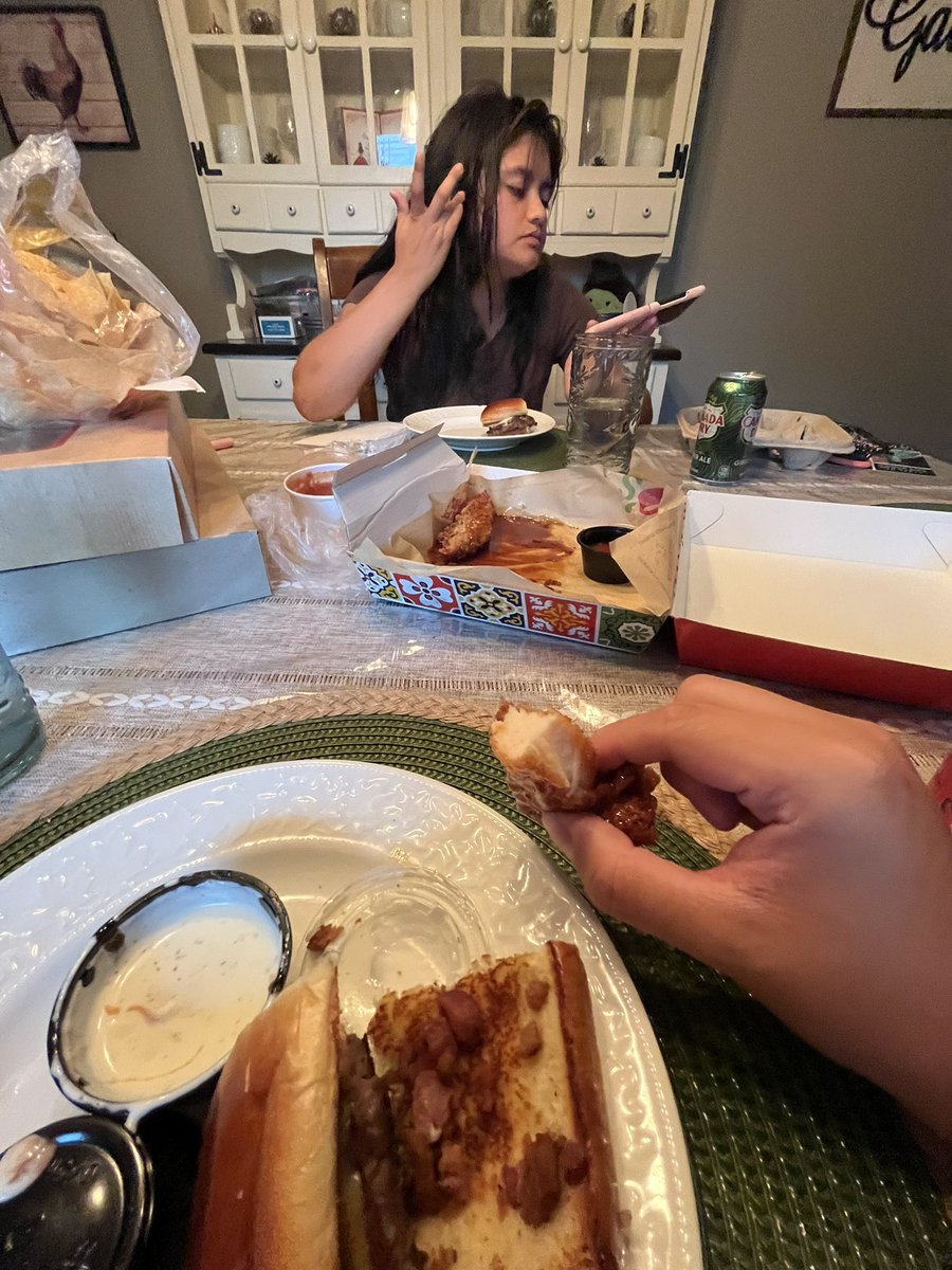 Affinity085's tweet image. Just had raw sex and finished in her now we’re eating our Chili’s 😛