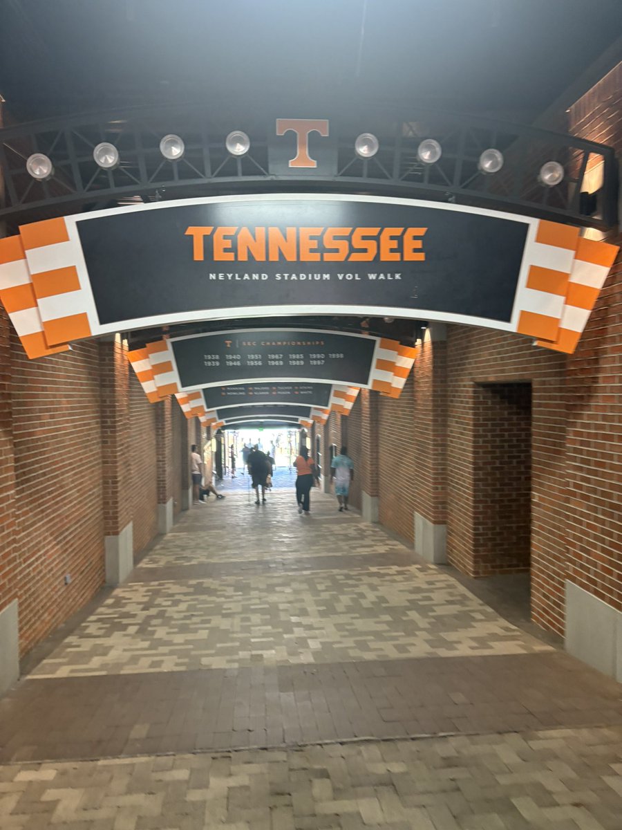 only1FATZZ's tweet photo. Had a great camp experience tennessee camp #Vols https://t.co/mny6m03VN1