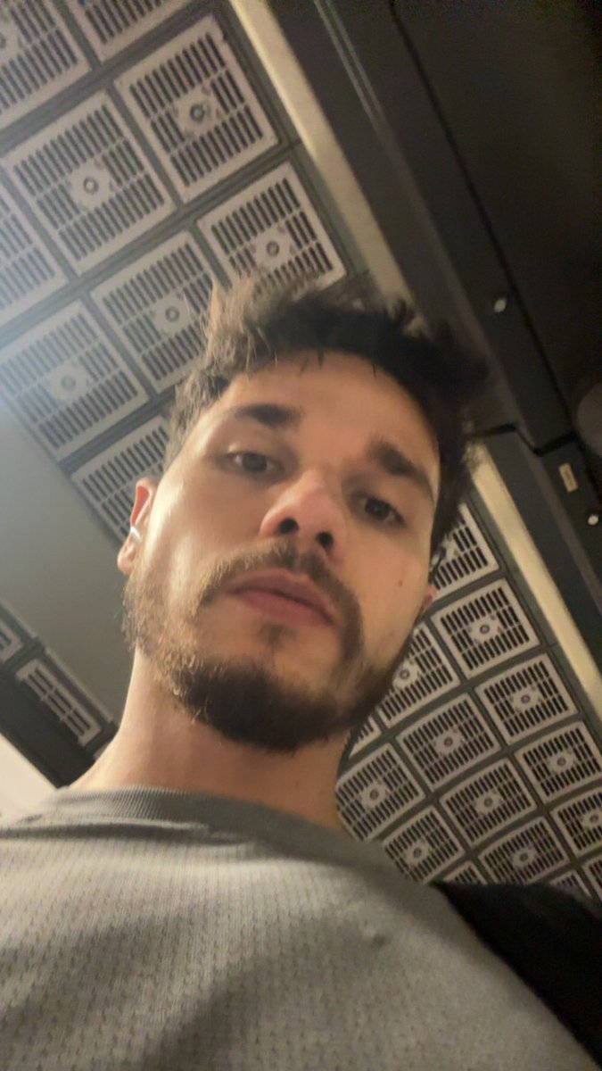 eduu_uk's tweet photo. You accidentally opened the front cam in the tube https://t.co/8BEI0zjoX3