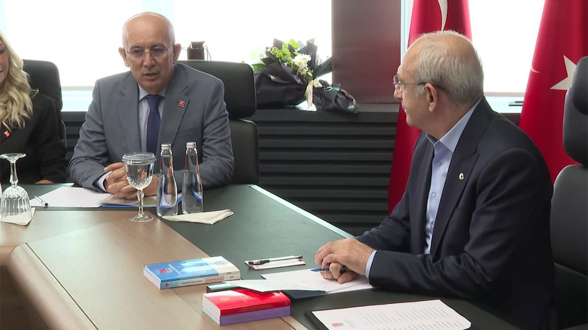 CHP Ankara İl Başkanı Ümit Erkol, haftasonu Kemal Kılıçdaroğlu’na evinde yaptığı ziyarette Özgür Özel ile görüşme önerisinde bulunuyor.

Kılıçdaroğlu’nun yanıtı, “Özgür bey görüşmek istiyorsa arasın görüşürüz.” şeklinde net oluyor.

Bu görüşmeden bir sonuç alınamayınca Vahap