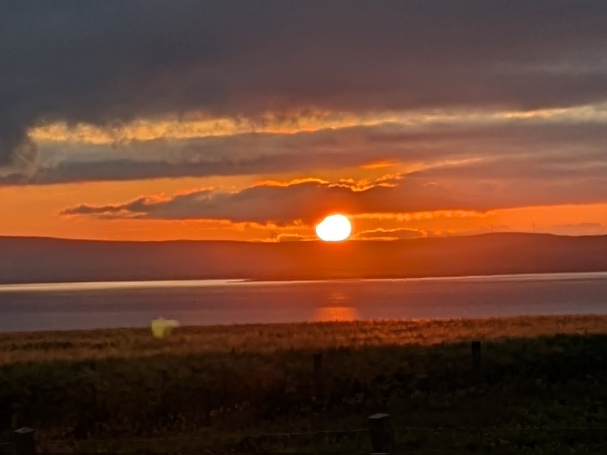 HelenArmet's tweet photo. Kirkwall Bay 22.19. #sunsetphotography #SunsetViews #SunsetHour #sunsetshimmer https://t.co/IDVdTbSXdH