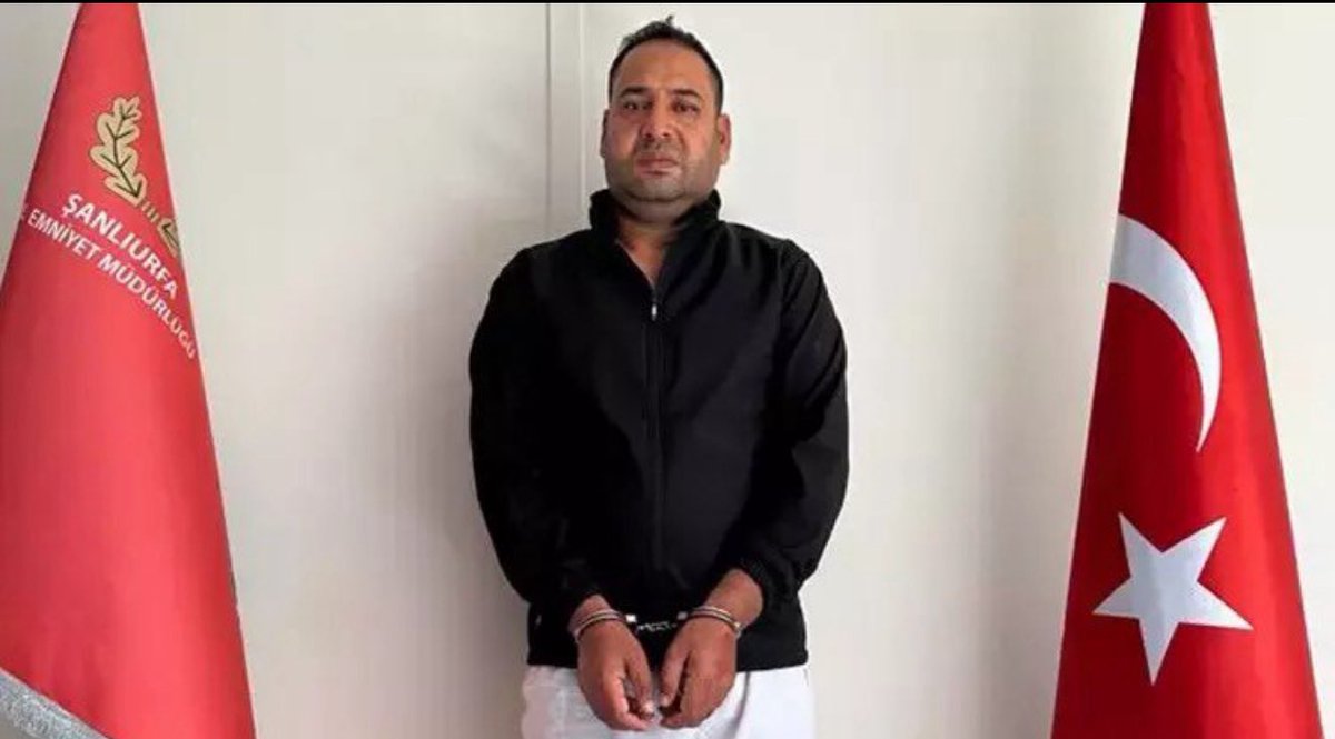 📌 Mide Bulandıran #Skandal 

2013 Yılında Polis Ferhat AVCI’yı #Şehit Eden Suriyeli teröristin 2014-2023 Yılları Arasında Akçakale'deki Okullarda 10 Yıl Öğretmenlik Yaptığını, Ek Ders Ücreti İle de Şehit ettiği Polisten Fazla Maaş aldığını biliyor muydunuz ?