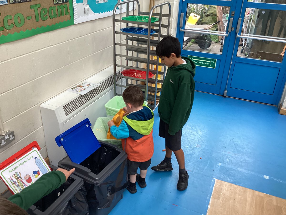 EcoGates's tweet image. Eco-Team supporting some of our younger children this morning to recycle every item they could! Our #TheGatesEco ‘waste project’ is flying! Well done to all pupils and staff who take part! ♻️