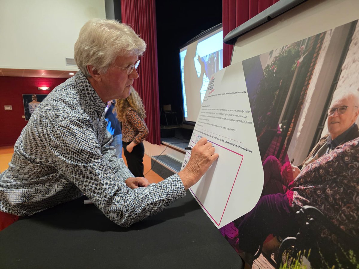 Namens <a href="/pvdahattem/">PvdA Hattem 🌹🍀🍅</a> en <a href="/GroenHattem/">GroenLinksHattem</a>  heb ik Tonny Keizer mijn handtekening mogen zetten onder de intentieverklaring  ‘Goed ouder worden in Hattem’. Een mooi en belangrijk initiatief van <a href="/TjitskeSiderius/">Tjitske Siderius</a> dat op veel steun kan rekenen van de Gemeenteraad.

hulpwijzer.hattem.nl/Zorg_en_onders…